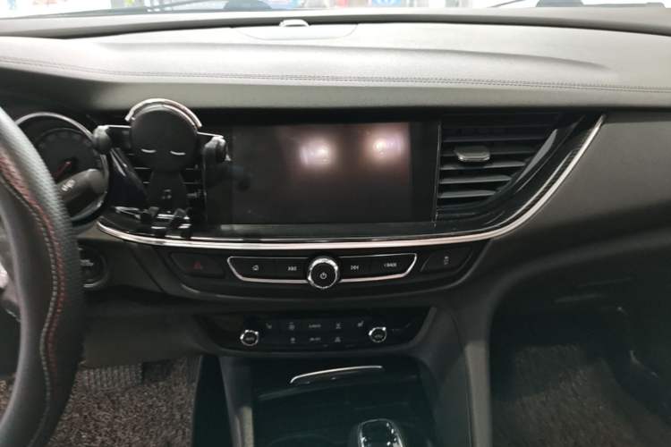Used Buick Regal 2017 20T Elite Edition Audio And AC Panel
