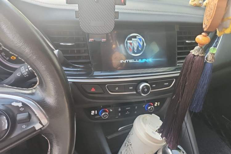 Used Buick Regal 2017 20T Elite Edition Audio And AC Panel