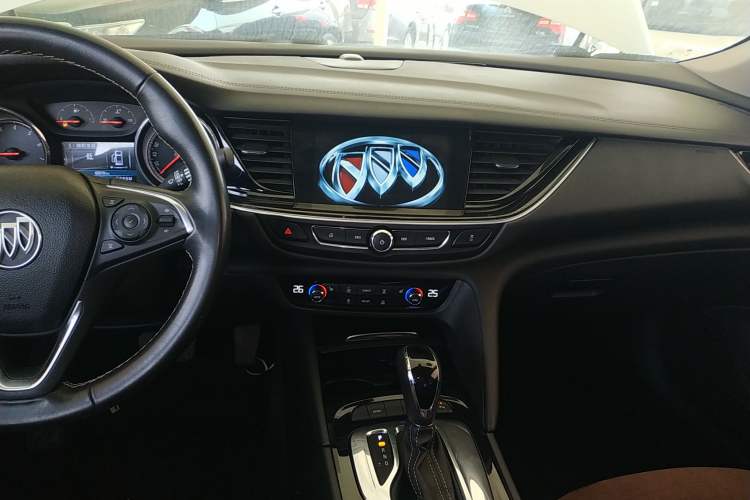 Used Buick Regal 2017 20T Luxury Model Audio And AC Panel