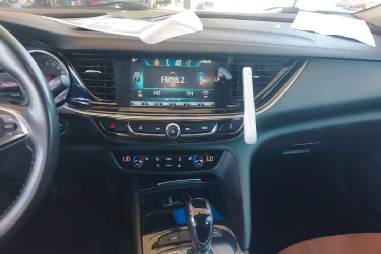 Used Buick Regal 2017 20T Elite Edition Audio And AC Panel