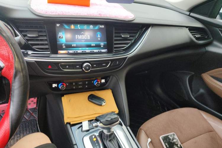 Used Buick Regal 2017 20T Elite Edition Audio And AC Panel