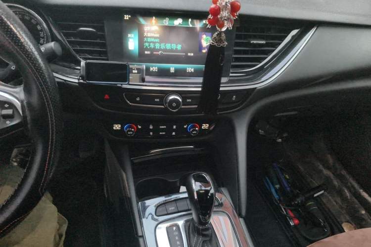 Used Buick Regal 2017 20T Elite Edition Audio And AC Panel