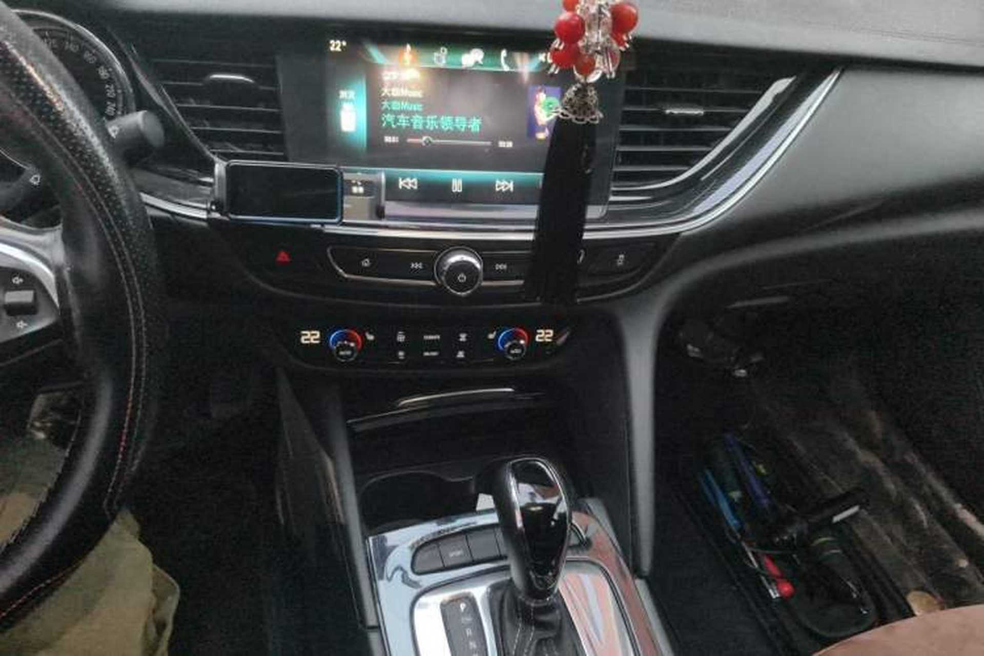 Used Buick Regal 2017 20T Elite Edition Audio And AC Panel