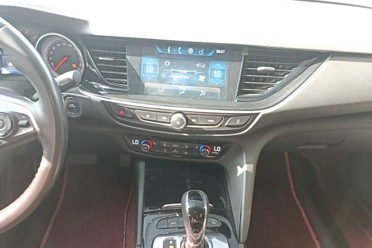 Used Buick Regal 2017 20T Elite Edition Audio And AC Panel