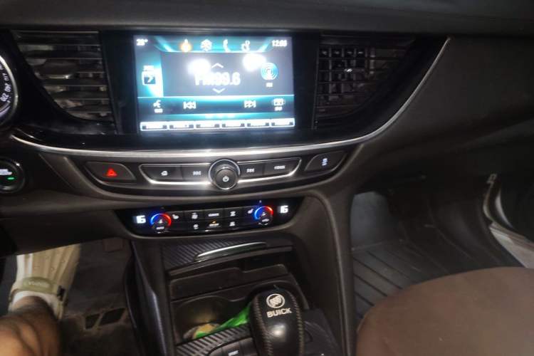 Used Buick Regal 2017 20T Elite Edition Audio And AC Panel
