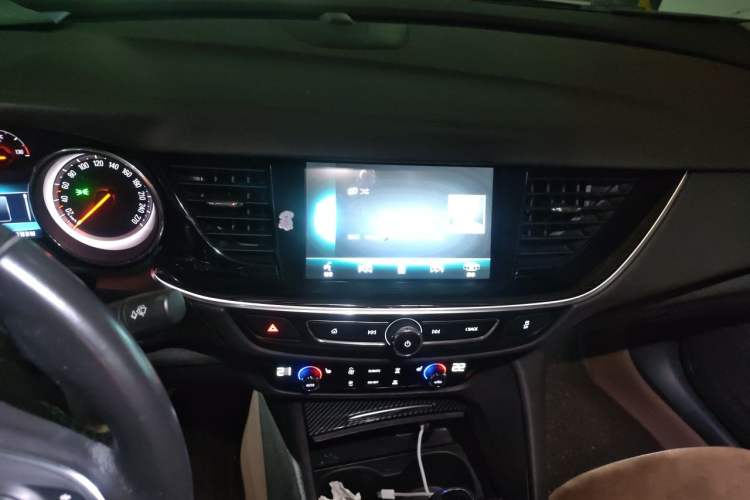 Used Buick Regal 2017 20T Elite Edition Audio And AC Panel
