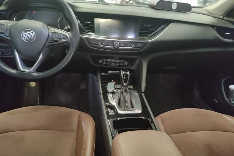 Used Buick Regal 2017 28T Luxury Edition Audio And AC Panel