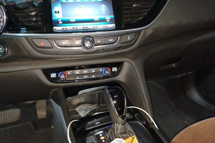 Used Buick Regal 2017 20T Elite Edition Audio And AC Panel