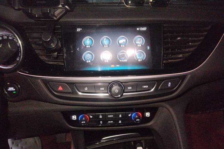 Used Buick Regal 2017 20T Luxury Model Audio And AC Panel