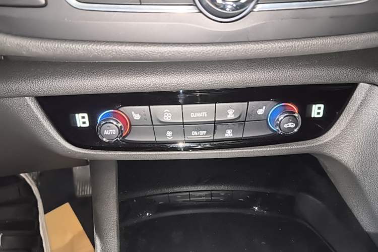 Used Buick Regal 2017 20T Elite Edition Audio And AC Panel
