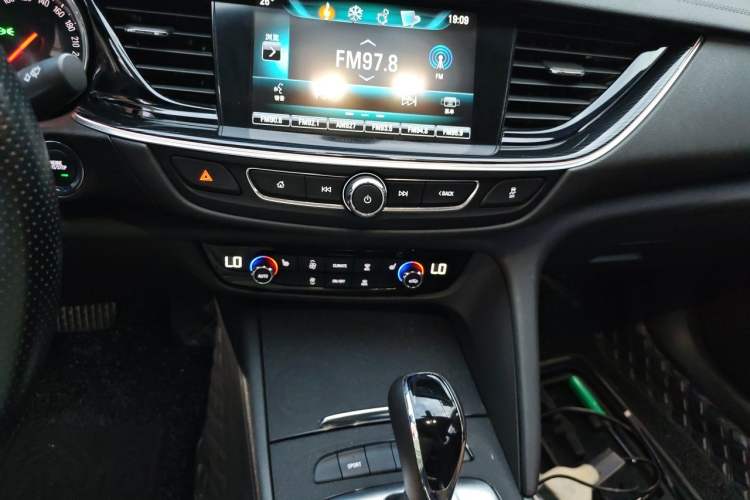 Used Buick Regal 2017 20T Luxury Model Audio And AC Panel