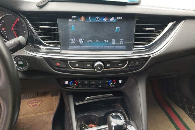 Used Buick Regal 2017 28T Luxury Edition Audio And AC Panel