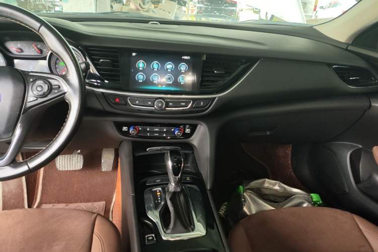Used Buick Regal 2017 20T Elite Edition Audio And AC Panel