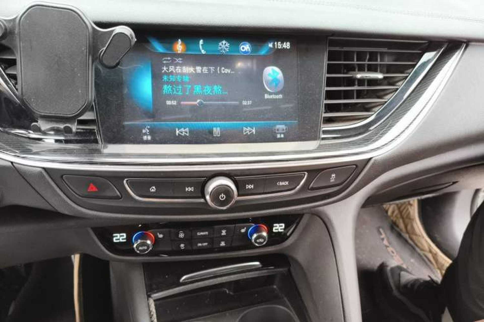 Used Buick Regal 2017 20T Luxury Model Audio And AC Panel