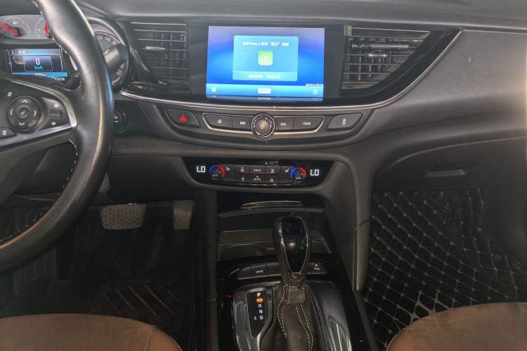 Used Buick Regal 2017 20T Luxury Model Audio And AC Panel