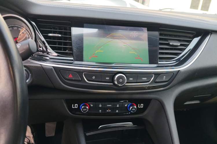 Used Buick Regal 2017 20T Elite Edition Audio And AC Panel