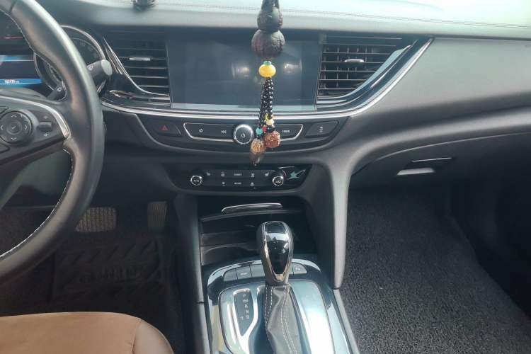 Used Buick Regal 2017 20T Elite Edition Audio And AC Panel
