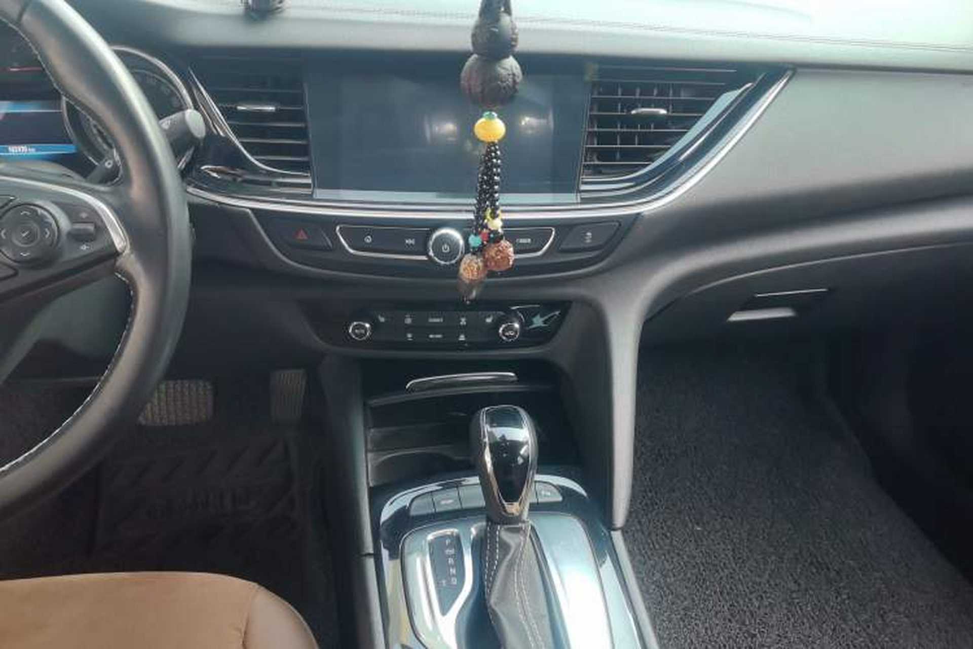 Used Buick Regal 2017 20T Elite Edition Audio And AC Panel