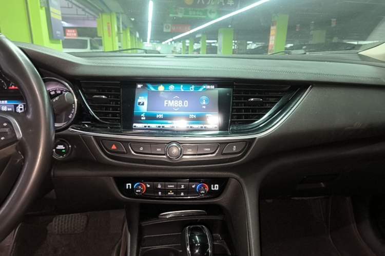 Used Buick Regal 2017 20T Elite Edition Audio And AC Panel