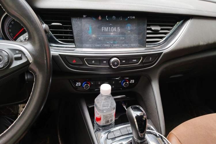 Used Buick Regal 2017 20T Elite Edition Audio And AC Panel