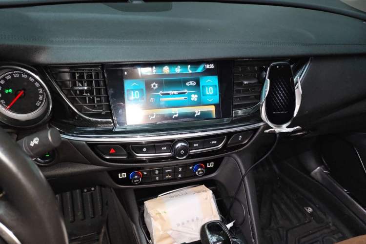 Used Buick Regal 2017 20T Elite Edition Audio And AC Panel