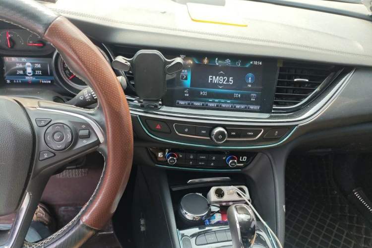 Used Buick Regal 2017 20T Elite Edition Audio And AC Panel