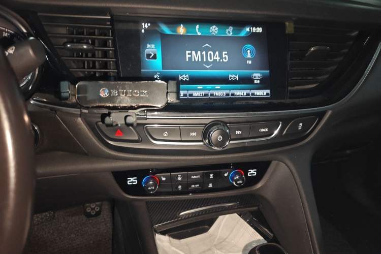 Used Buick Regal 2017 20T Elite Edition Audio And AC Panel