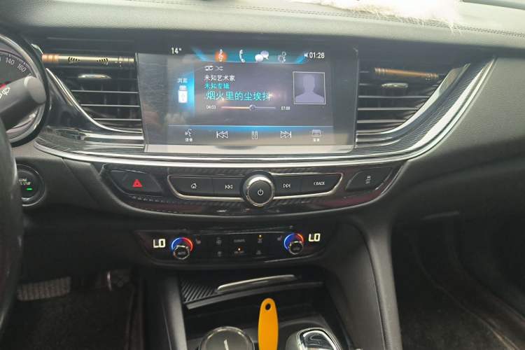 Used Buick Regal 2017 20T Luxury Model Audio And AC Panel