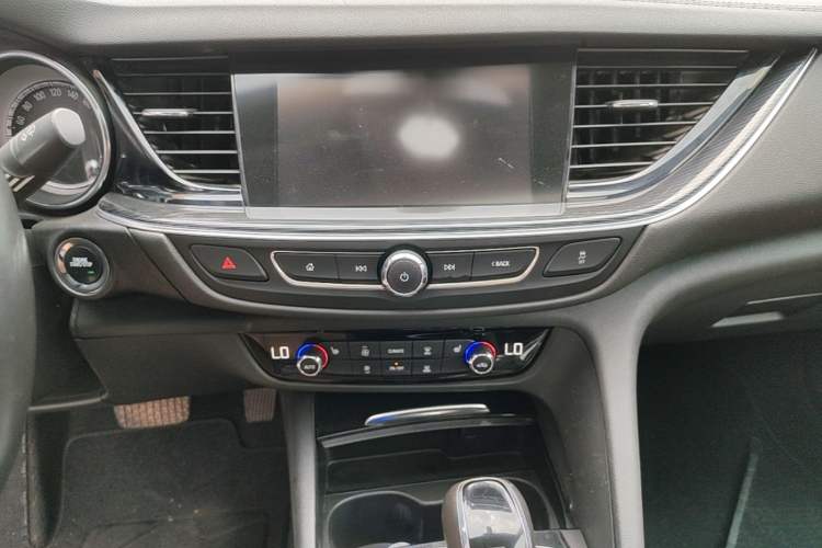 Used Buick Regal 2017 20T Elite Edition Audio And AC Panel