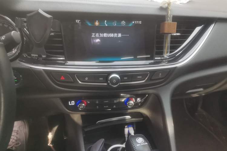 Used Buick Regal 2017 20T Elite Edition Audio And AC Panel