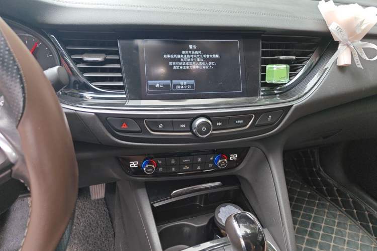 Used Buick Regal 2017 28T Luxury Edition Audio And AC Panel