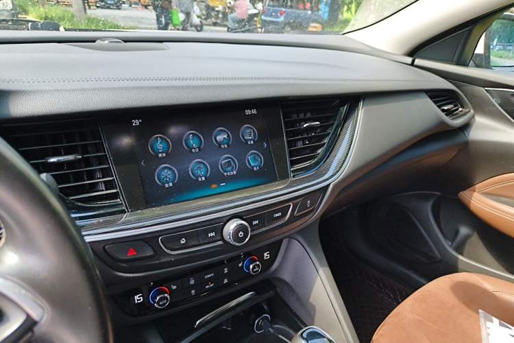 Used Buick Regal 2017 20T Luxury Model Audio And AC Panel