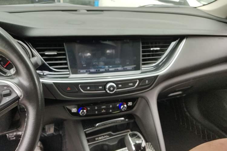 Used Buick Regal 2017 20T Elite Edition Audio And AC Panel