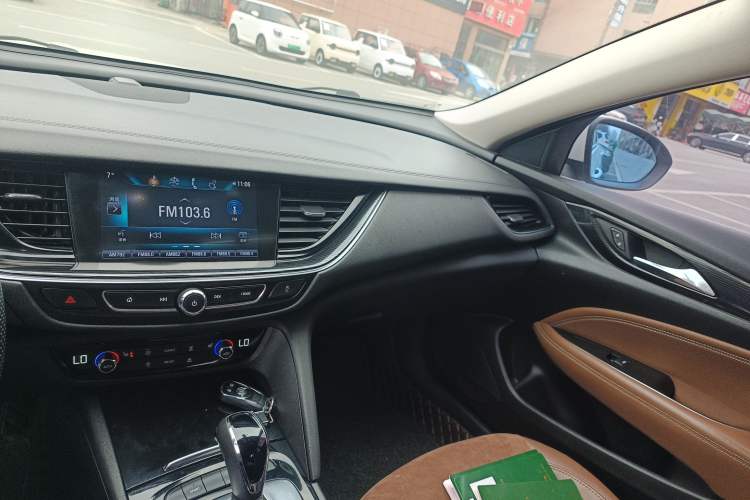 Used Buick Regal 2017 20T Elite Edition Audio And AC Panel