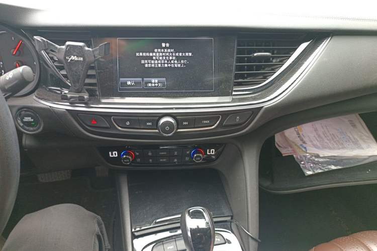 Used Buick Regal 2017 28T Luxury Edition Audio And AC Panel