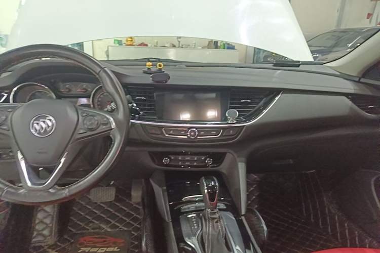 Used Buick Regal 2017 20T Elite Edition Audio And AC Panel