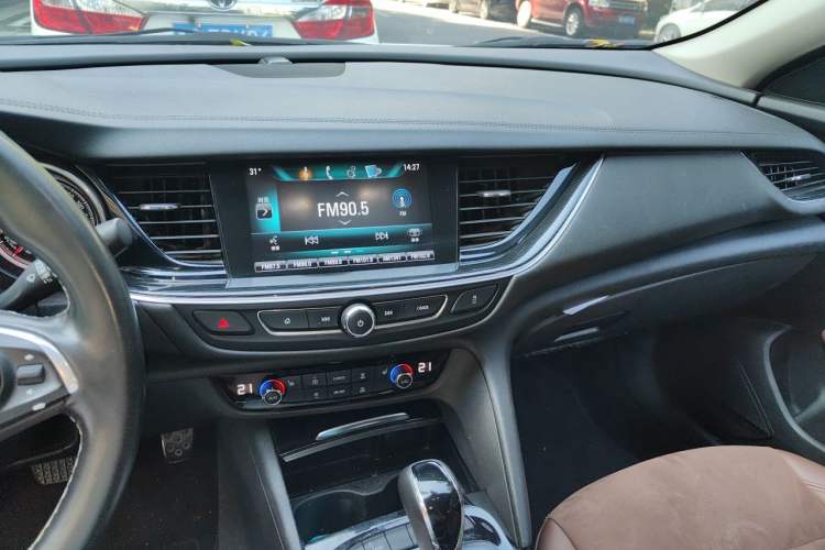 Used Buick Regal 2017 20T Elite Edition Audio And AC Panel