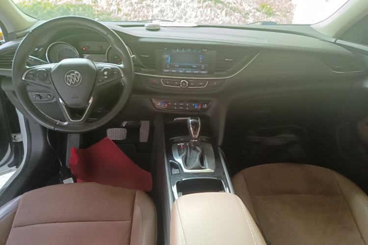 Used Buick Regal 2017 20T Luxury Model Center Console