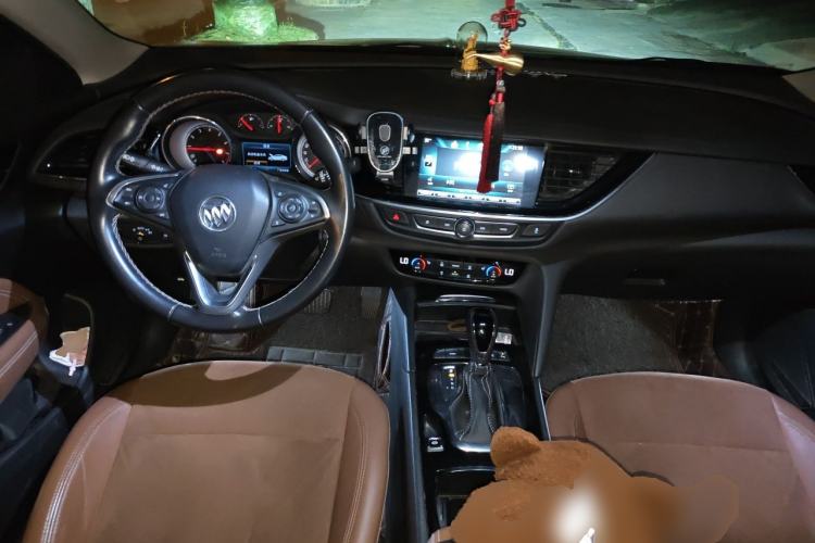 Used Buick Regal 2017 20T Luxury Model Center Console