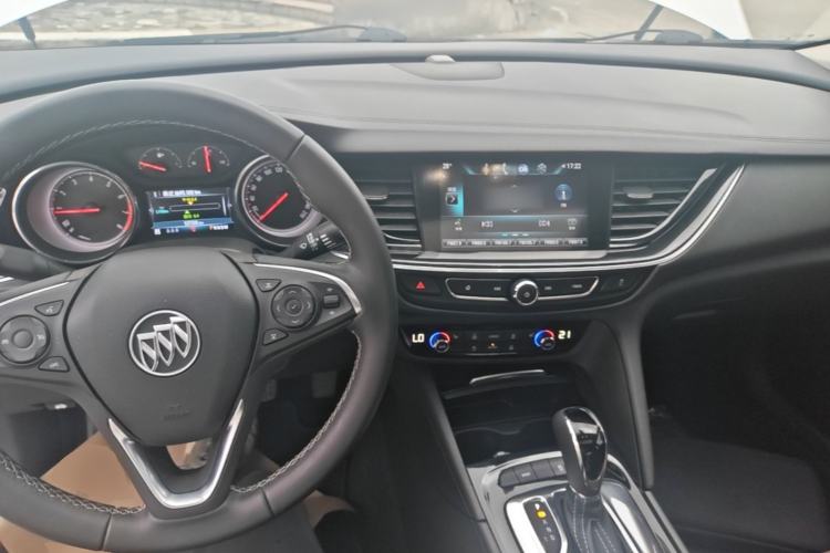 Used Buick Regal 2017 20T Luxury Model Center Console