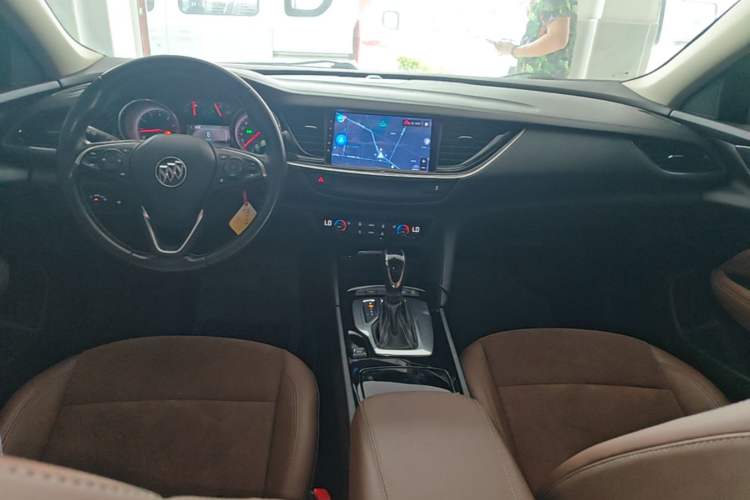 Used Buick Regal 2017 20T Luxury Model Center Console