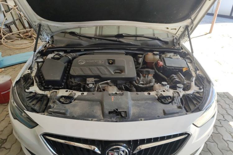 Used Buick Regal 2017 30H Luxury Version Engine Bay