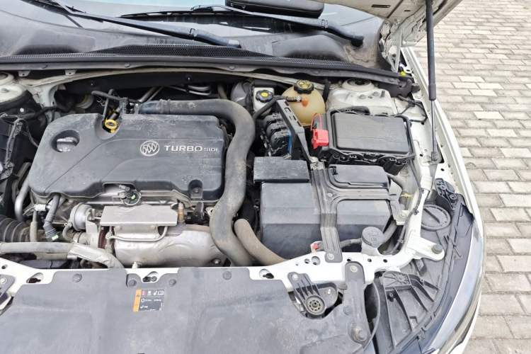 Used Buick Regal 2017 20T Elite Edition Engine Bay Left