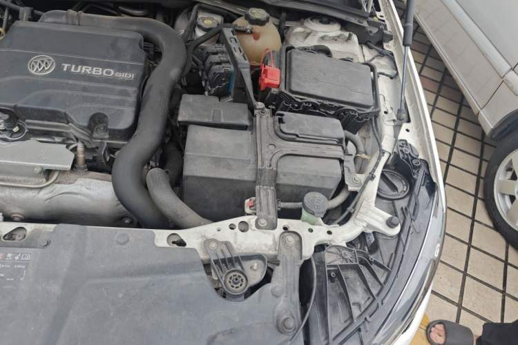 Used Buick Regal 2017 20T Elite Edition Engine Bay Left