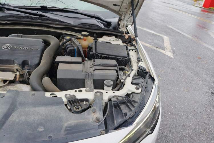 Used Buick Regal 2017 20T Elite Edition Engine Bay Left