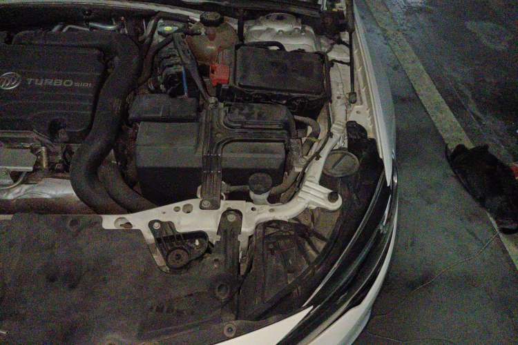 Used Buick Regal 2017 20T Elite Edition Engine Bay Left
