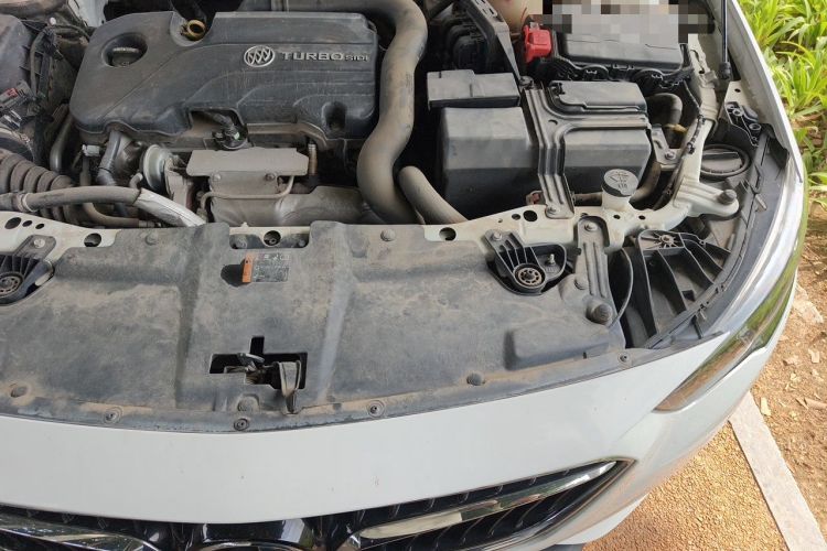 Used Buick Regal 2017 20T Elite Edition Engine Bay Left