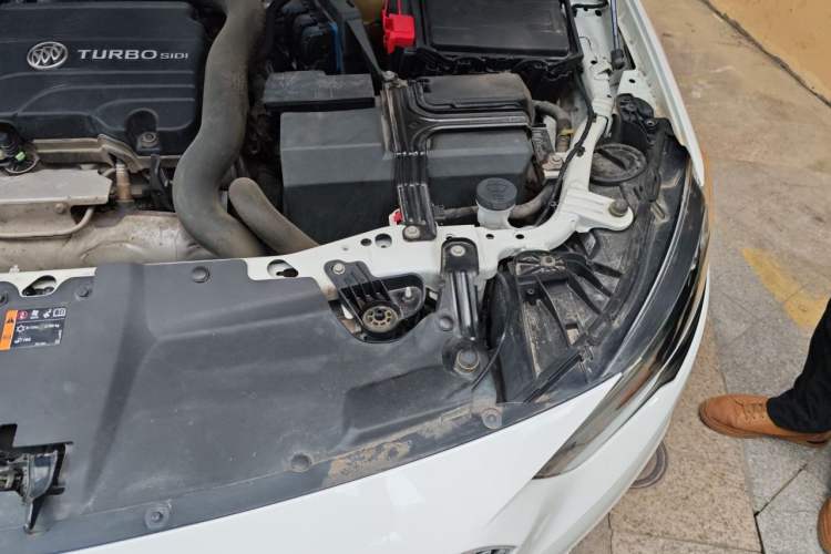 Used Buick Regal 2017 20T Elite Edition Engine Bay Left