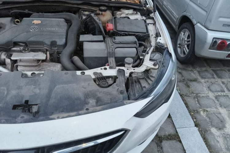 Used Buick Regal 2017 20T Elite Edition Engine Bay Left