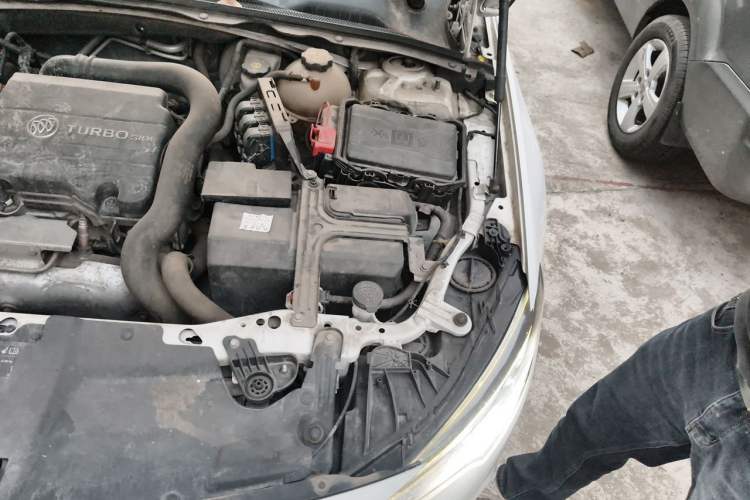 Used Buick Regal 2017 20T Elite Edition Engine Bay Left